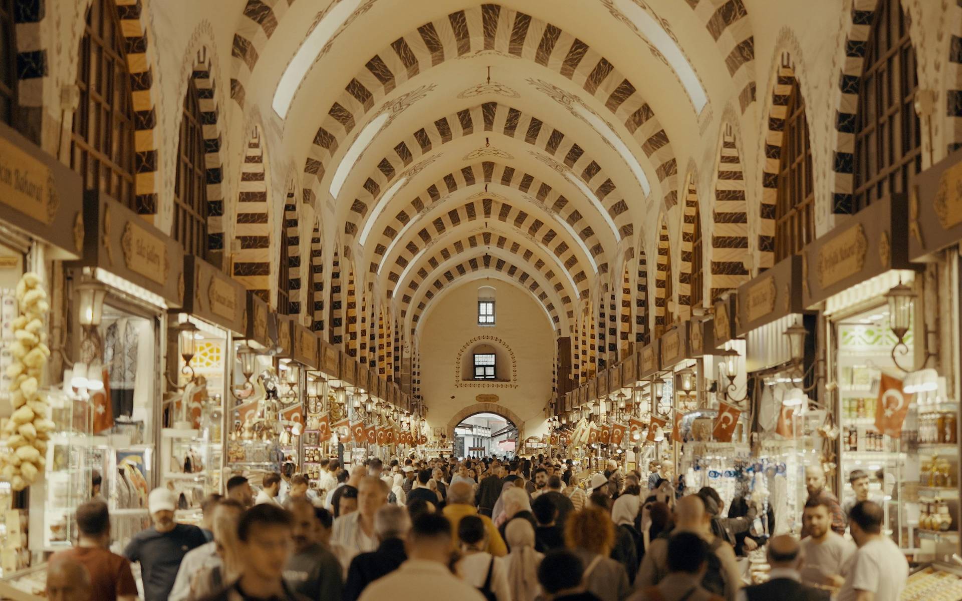 Eminönü & Mısır Çarşısı – Baharat Kokulu Bir Yolculuk